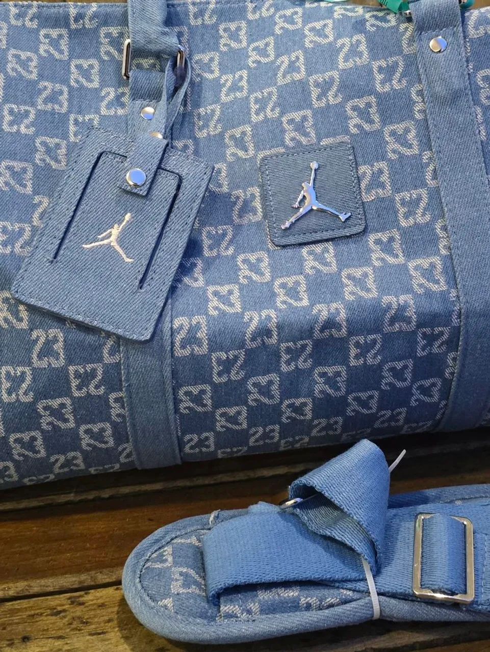 bolsa air jordan monogram denim duffle bag  - Foto 4