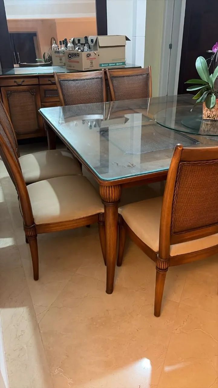 Mesa com 8 Cadeiras madeira em ótimo estado.  - Foto 2
