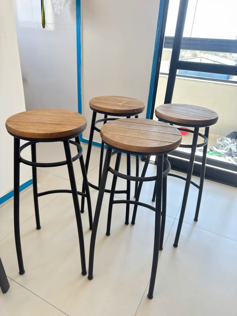 Vendo 4 banquetas em perfeito estado 