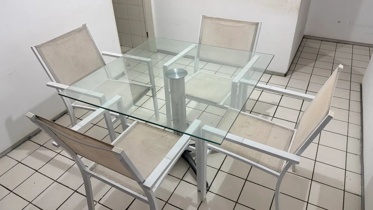 Mesa de Vidro com 4 cadeiras - Foto 2