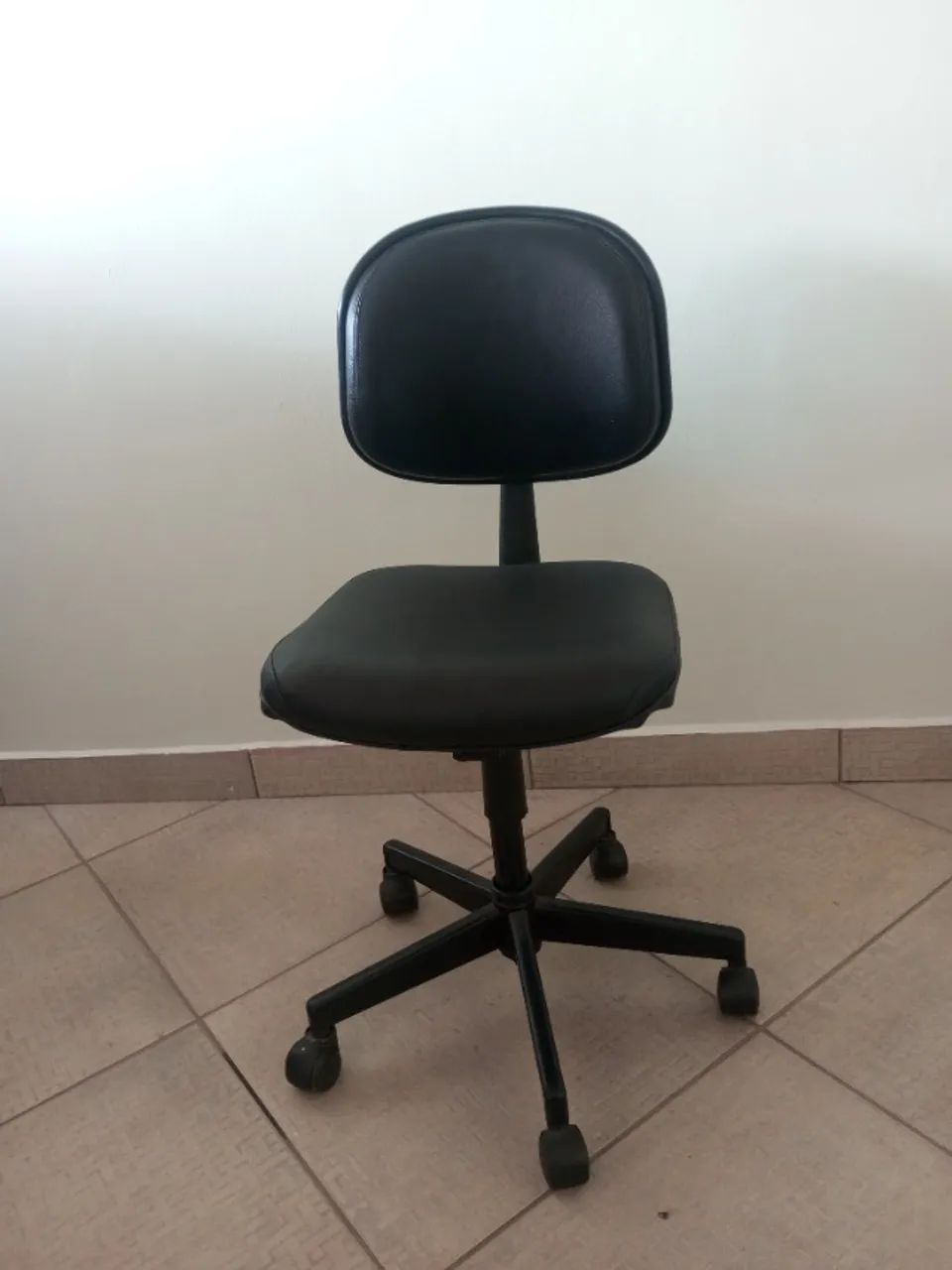 Cadeira para escritório e escrivaninha - Marca Giroflex - DESAPEGO