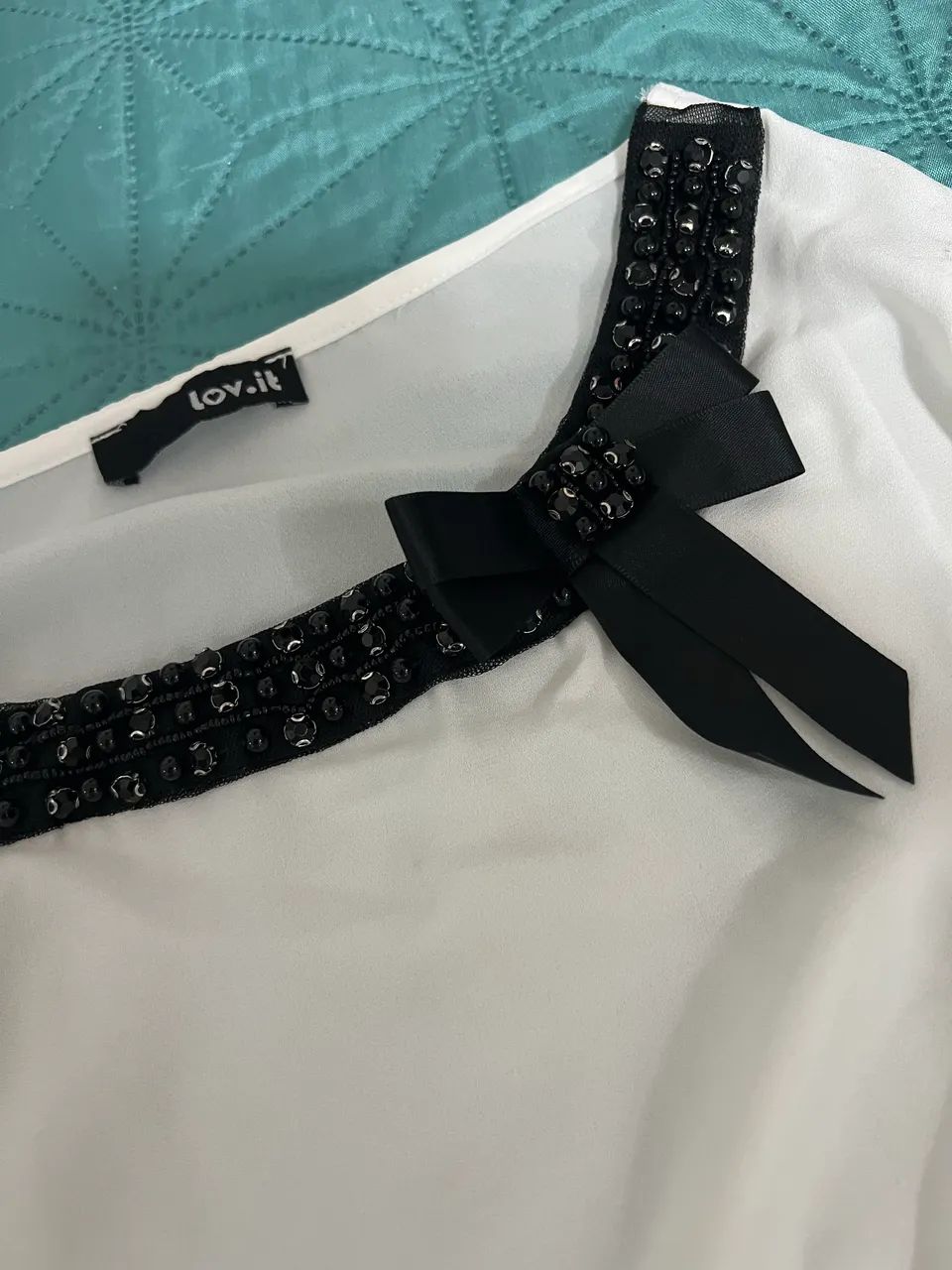 Blusa preta e branca com laço tamanho G - Foto 3