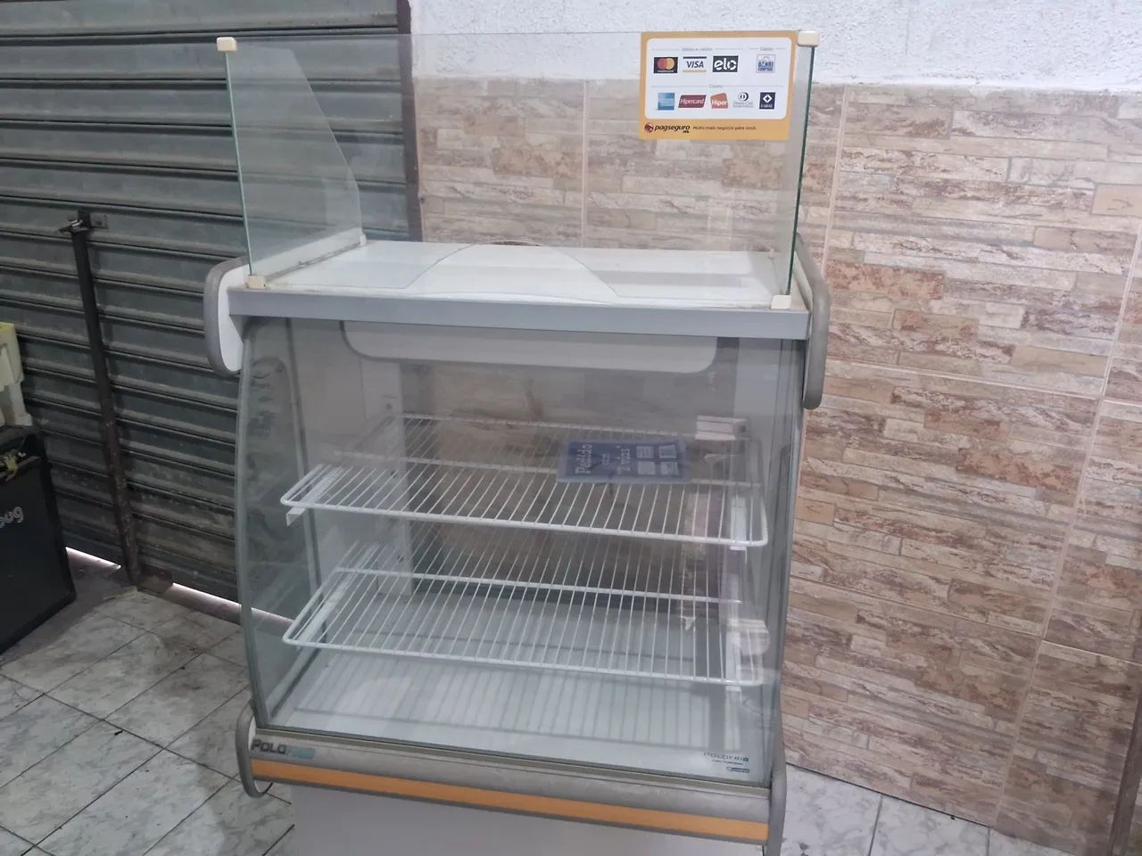 Balcão caixa em excelente estado.