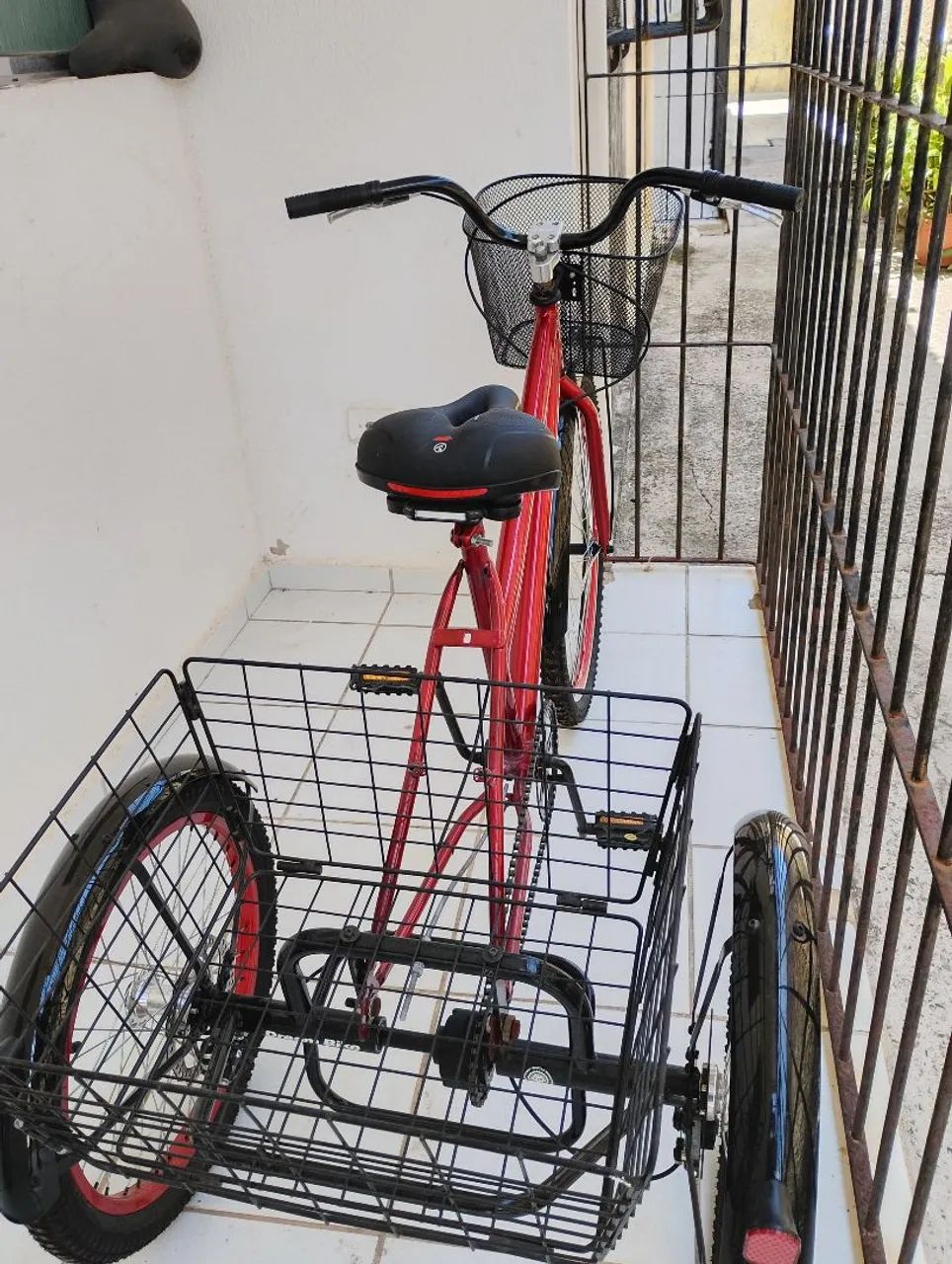 Triciclo na côr preto e vermelho  - Foto 5