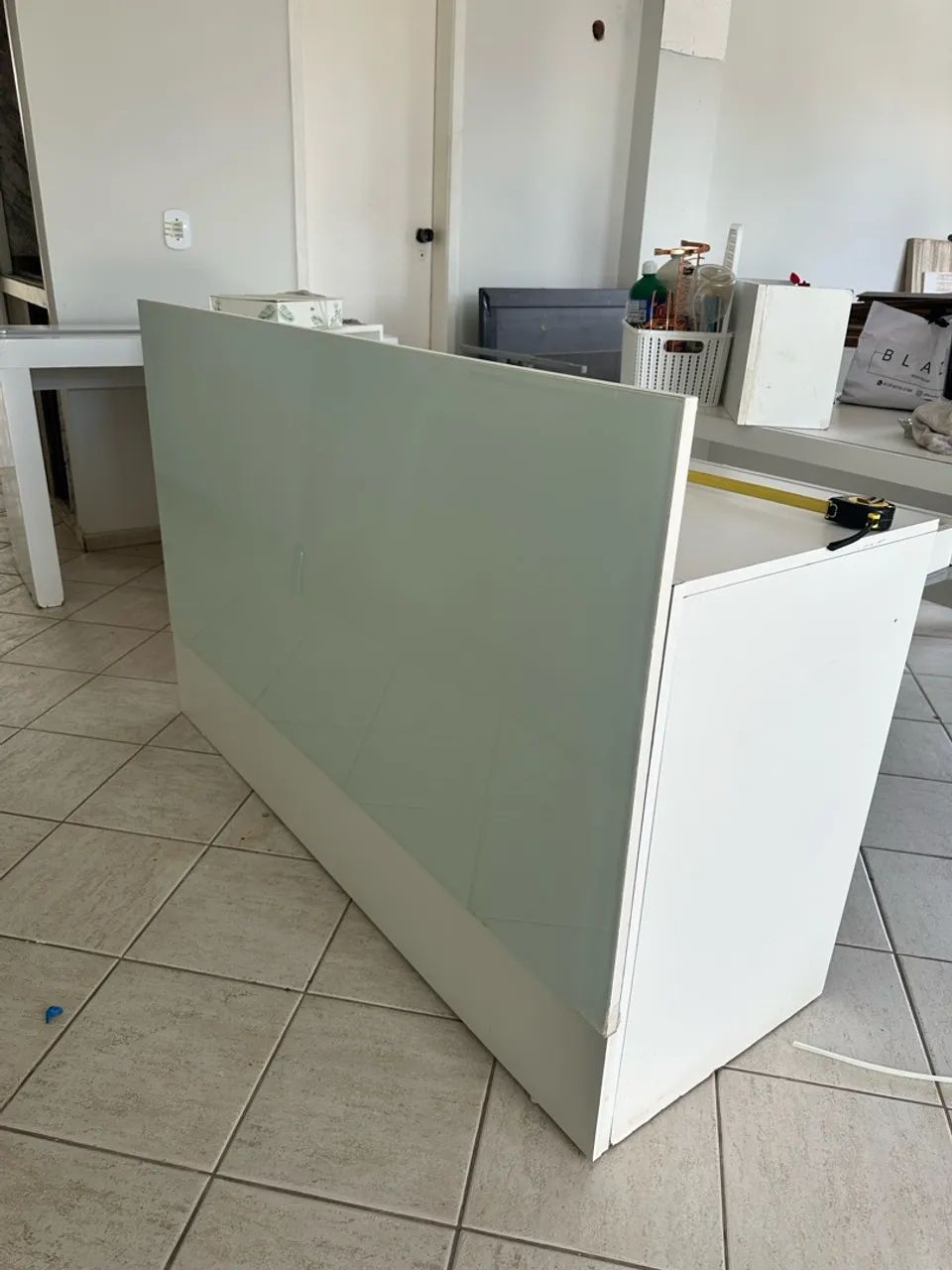 Balcão branco MDF com vidro para recepção/loja