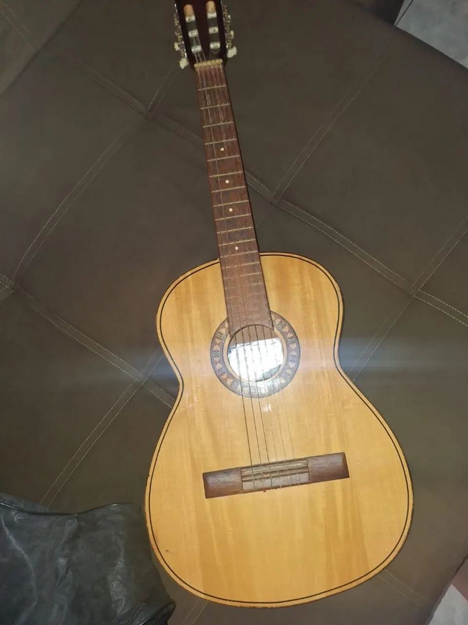 Violão, guitarra e amplificador (com cabos)