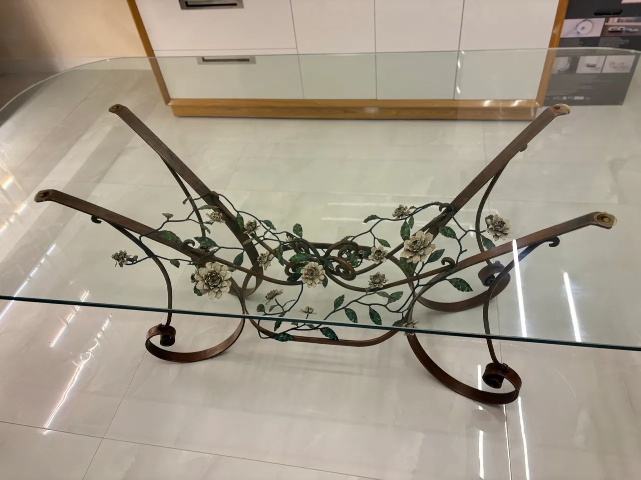 Mesa artesanal em ferro forjado com tampo de vidro - Foto 2