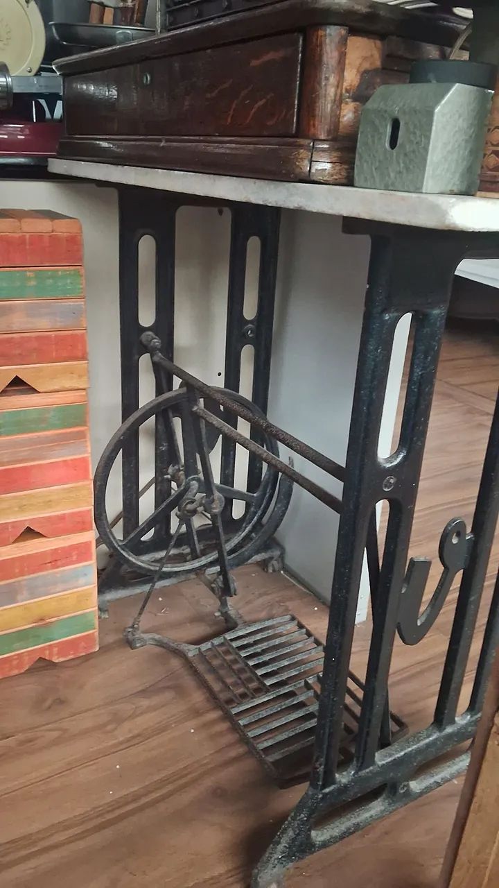 Mesa de pe de ferro com mármore retirar na Savassi 