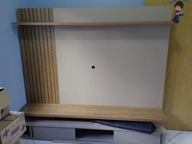 Painel de TV suspenso ate 65 polegadas, montado.