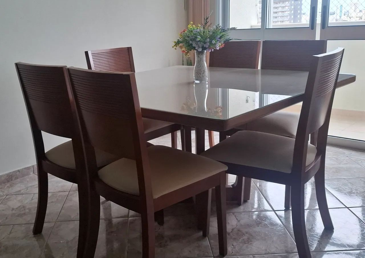 MESA COM 6 CADEIRAS DE MADEIRA MACIÇA