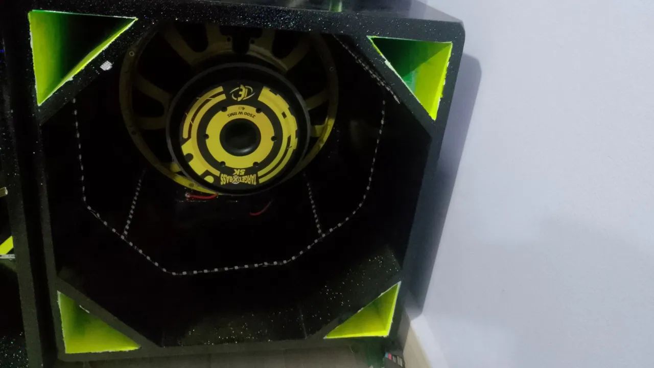 Target Bass 5k 15 polegadas semi novo. + Eros E550 10 polegadas semi novo. 
