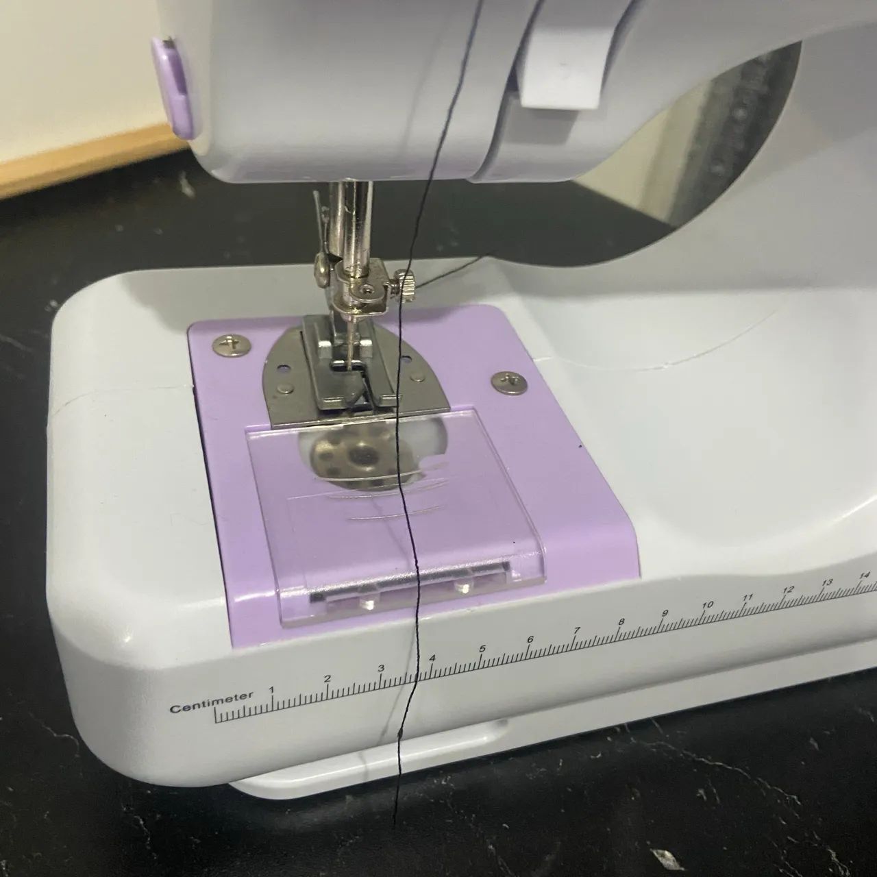 Vendo máquina de costura nunca usada com todos os acessórios, linha, carregador, pedal. - Foto 3