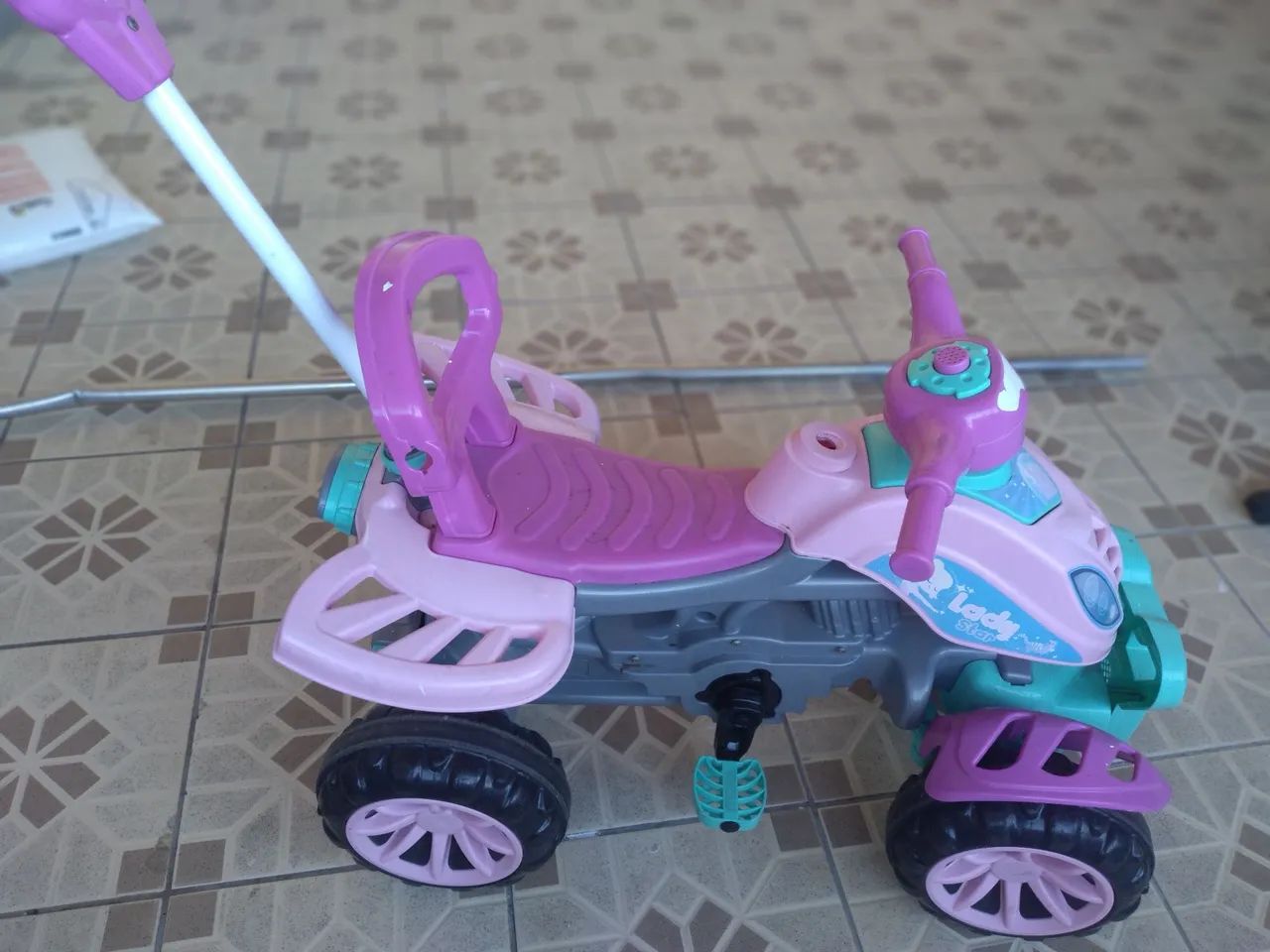 Carrinho de passeio quadriciclo  2 em 1 com pedal empurrador - Foto 3