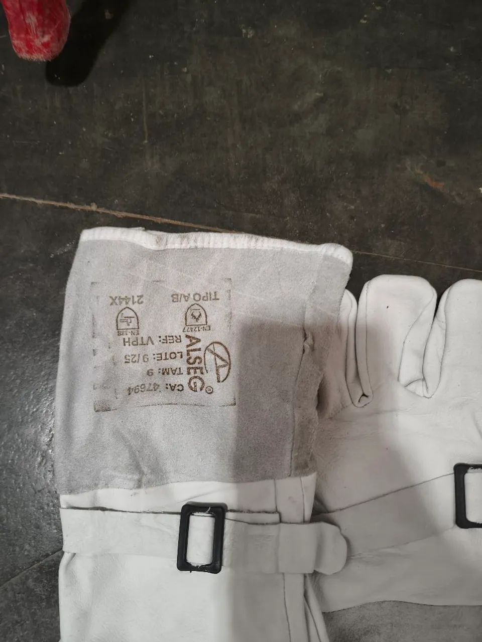 Luvas  isolante 500v novas sem uso