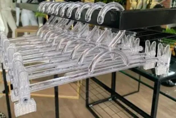 cabides acrilico com presilhas 