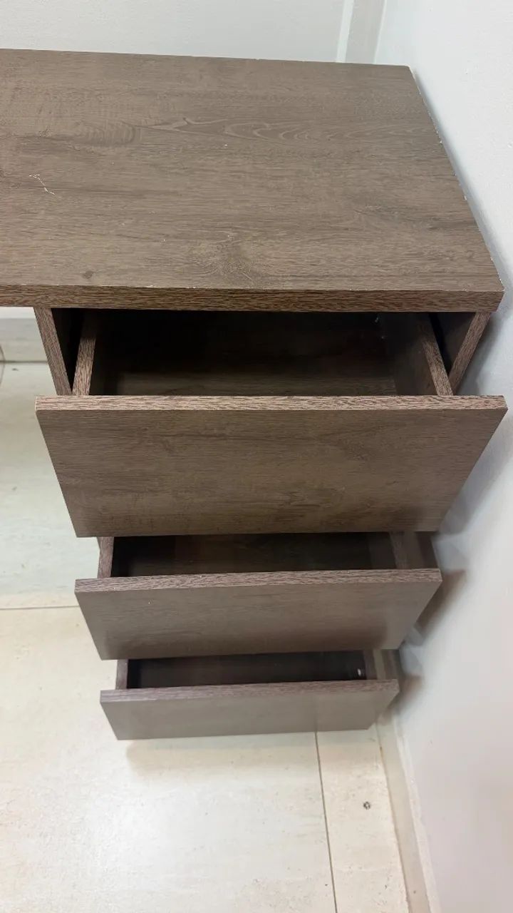 escrivaninha/mesa de escritório com gaveteiro lateral de 4 gavetas - Foto 2