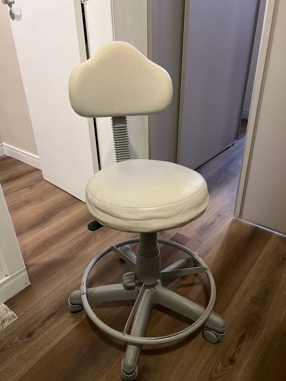 Mocho branco com regulagem de altura 