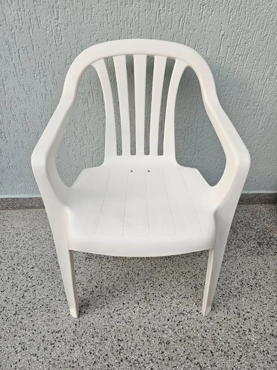  1 CADEIRA DE PLÁSTICO BRANCA RESISTENTE