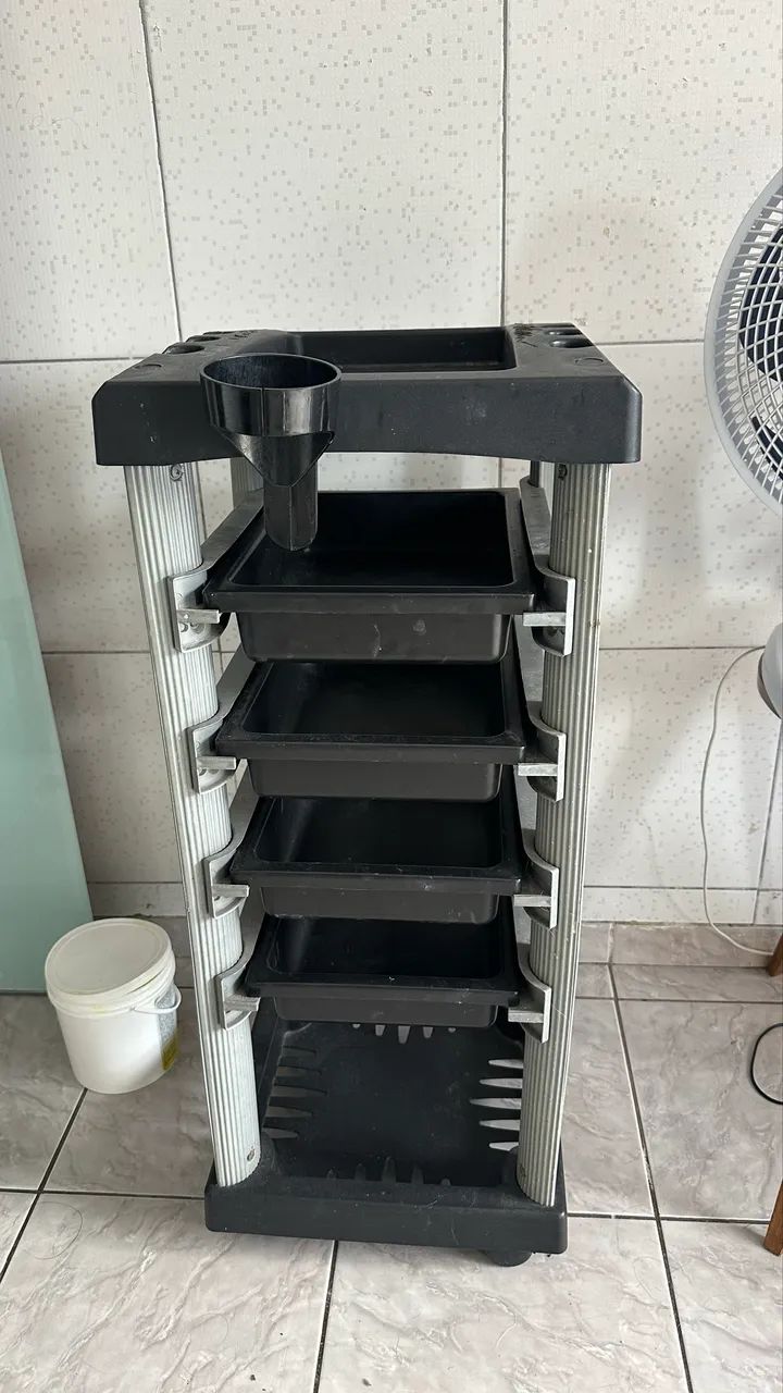 Carrinho de apoio com 4 bandejas 