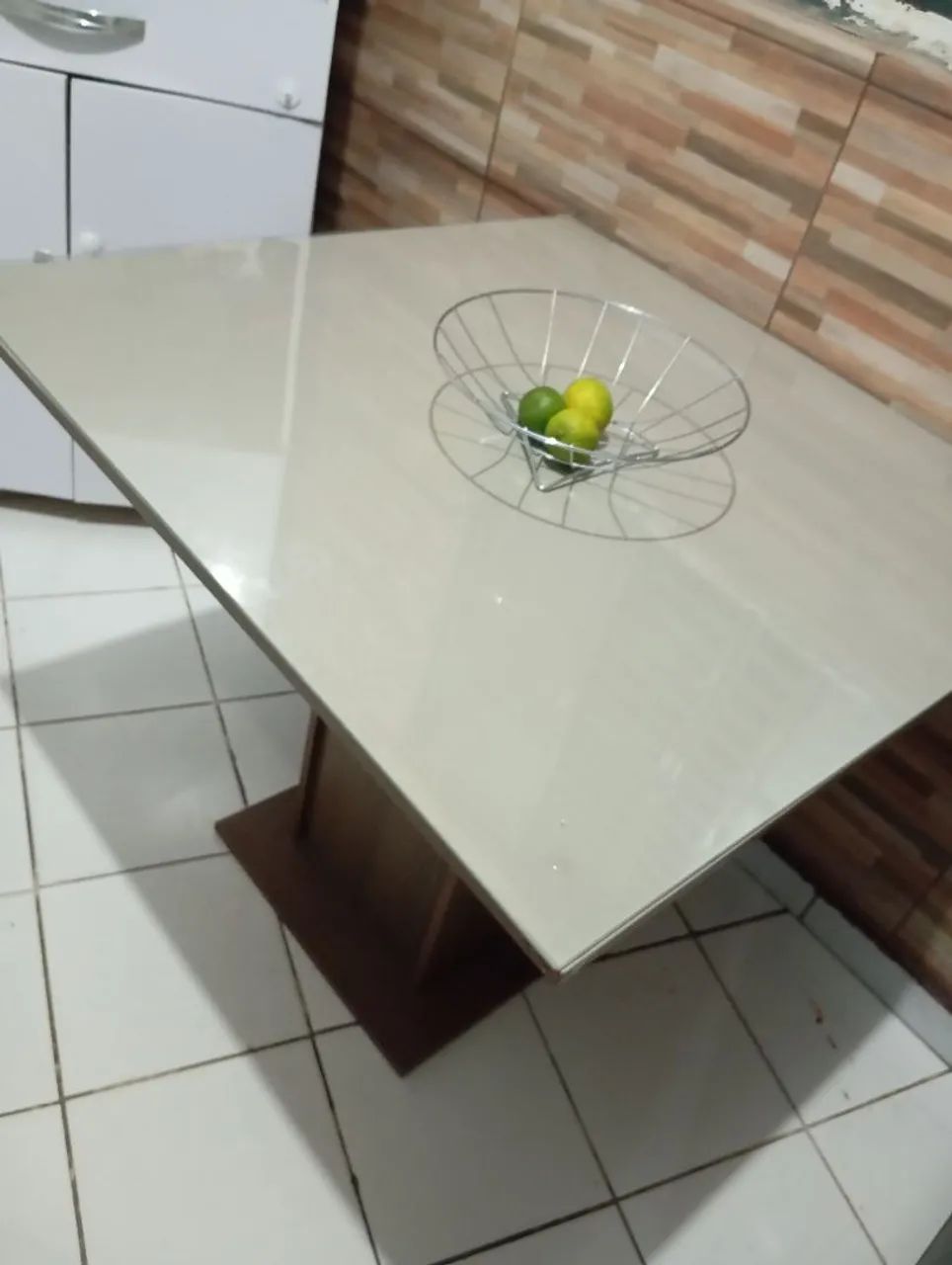 Mesa com quatro cadeiras 