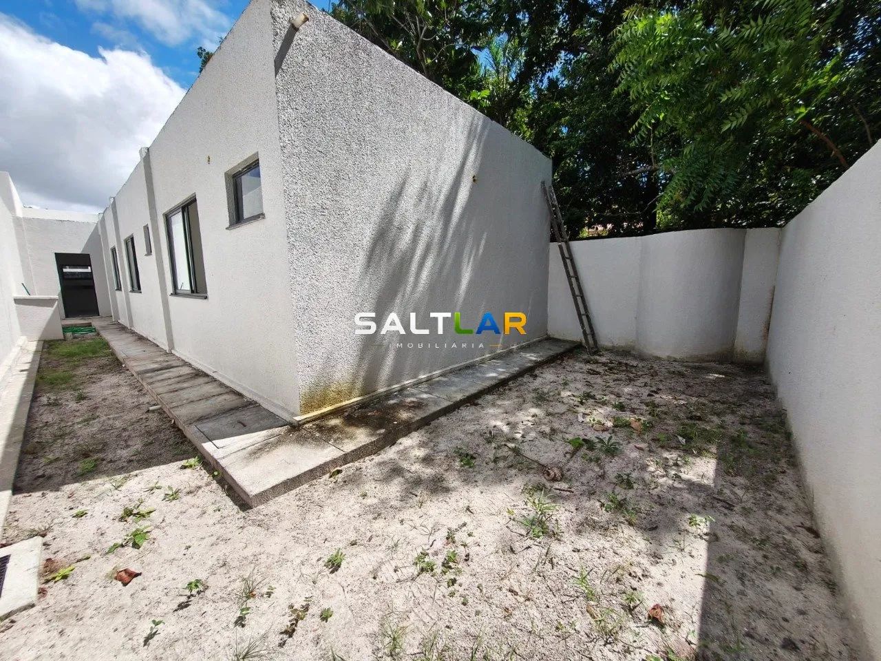 Casa plana com arquitetura moderna e pé direito elevado - Lagoa Redonda - Foto 4