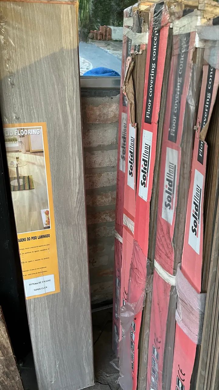 Piso laminado click Novo,com pequenas avarias 
