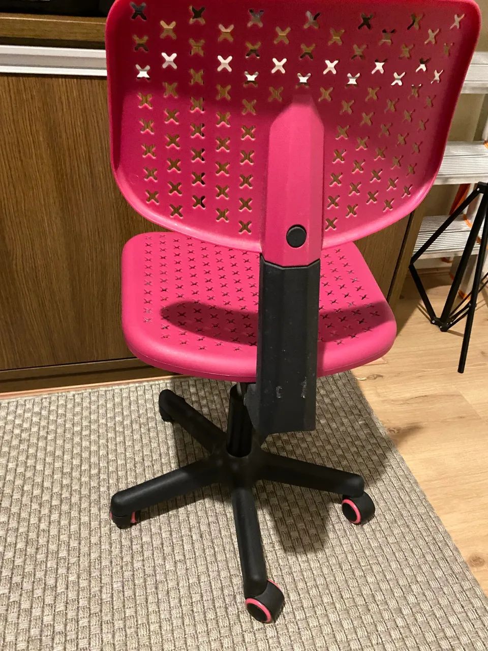 CADEIRA COM RODÍZIO PARA MESA DE ESTUDO INFANTIL ROSA IDEAL ATÉ 12 ANOS - Foto 4