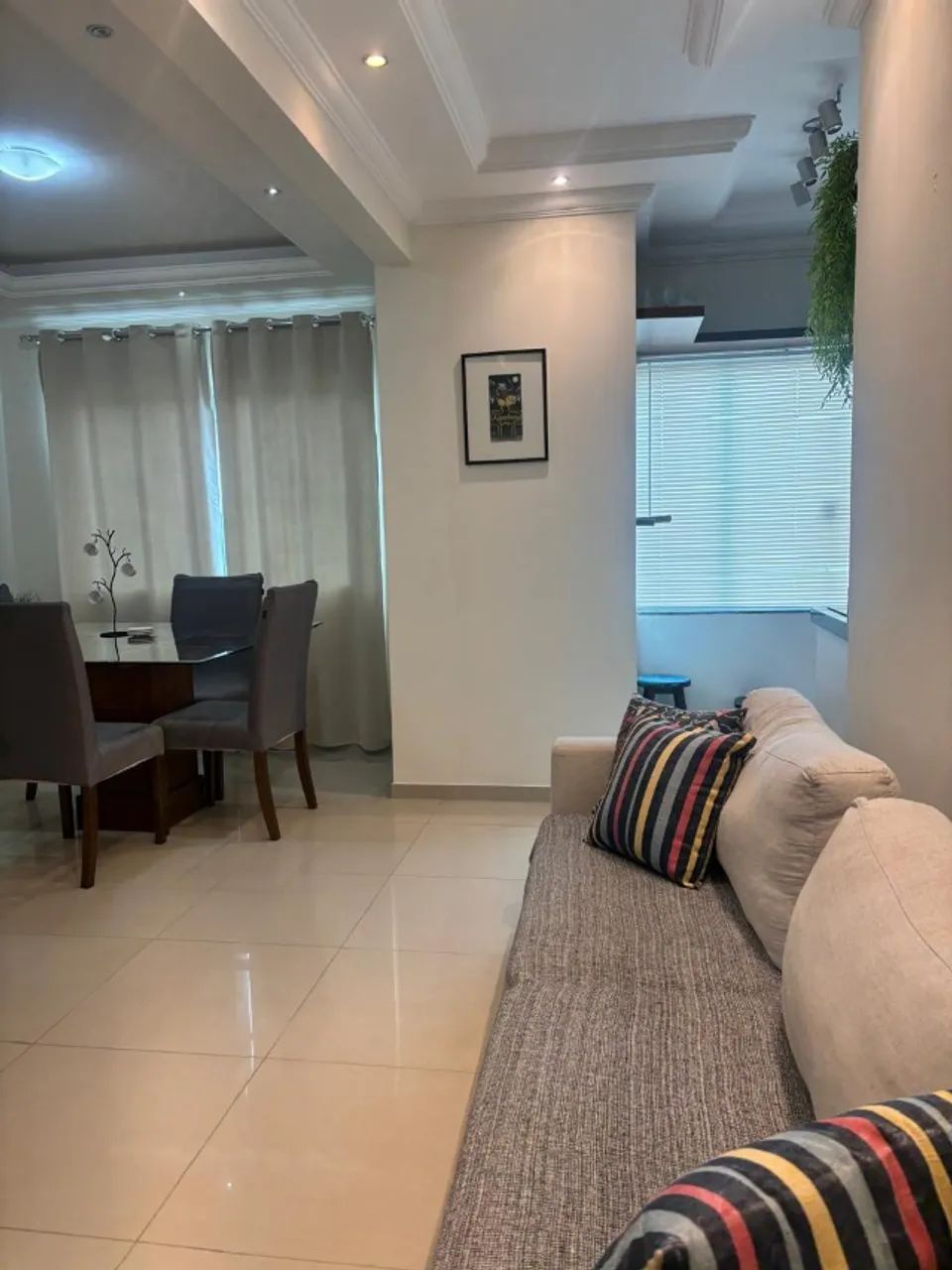 Apartamento completo, mobiliado, com garagem coberta e excelente localização nos Ingleses.