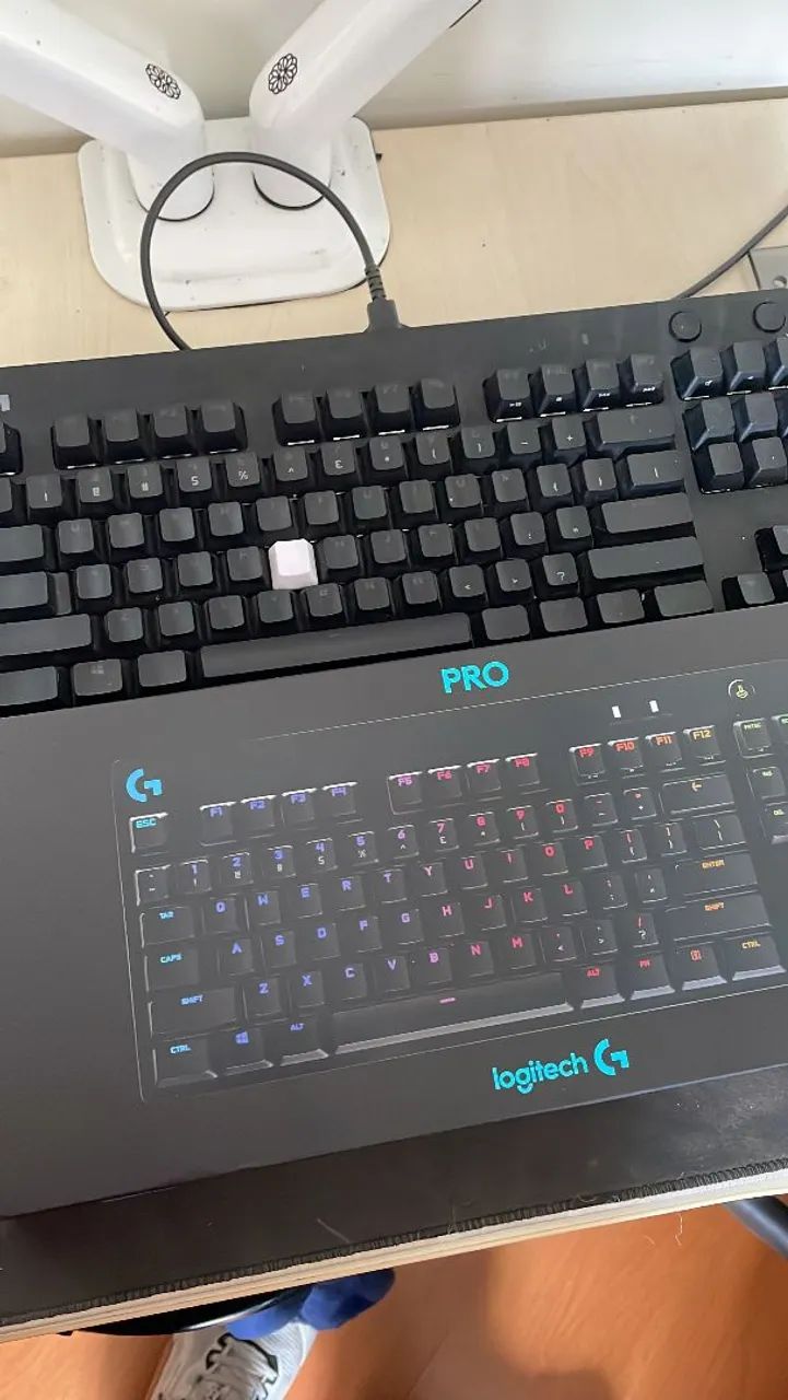 Teclado Mecânico Gamer Logitech G PRO com Layout US com Design TKL - Switch GX Blue Clicky