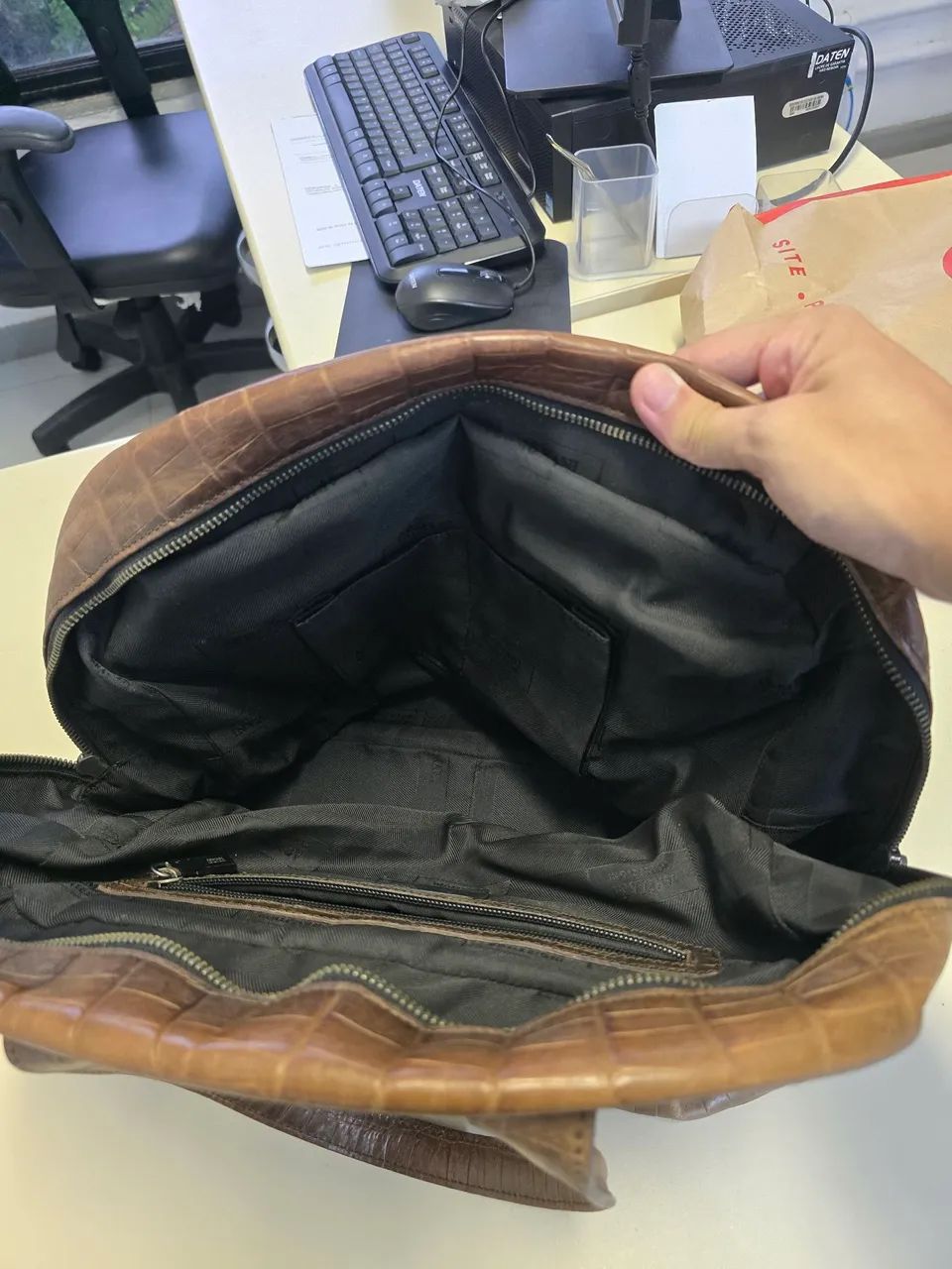 Bolsa Armani de Couro Marrom - Foto 2