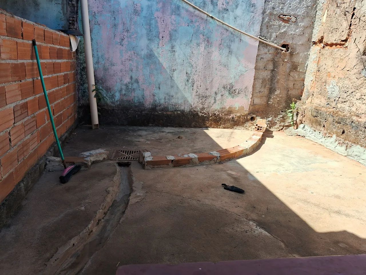 Vendo terreno de esquina com casa e barracão  - Foto 4
