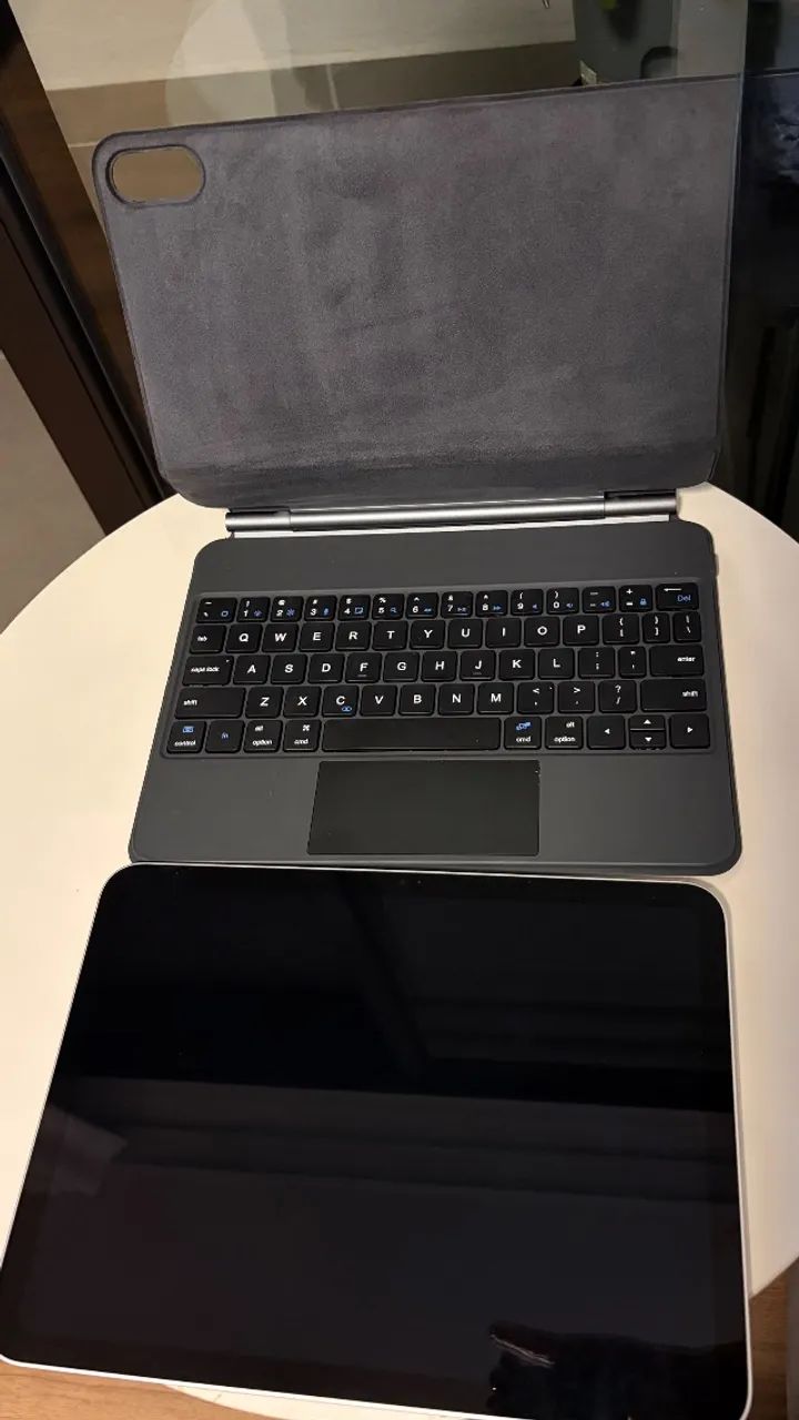  IPad 10 64 GB + capa magnética com teclado, cor prata . excelente - Foto 2