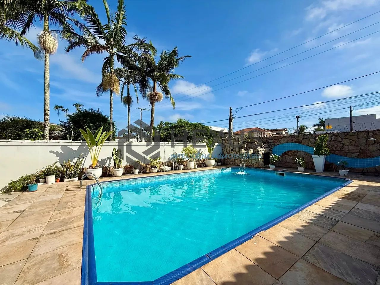 Casa com varanda e lazer a 120m da praia na Enseada, Guarujá
