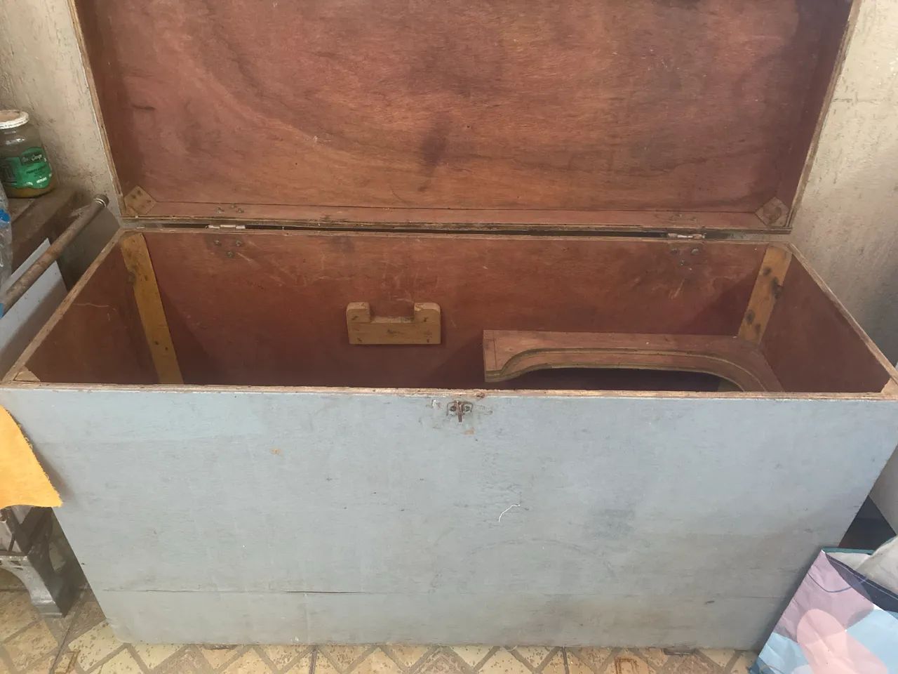 Vendo caixa de madeira para motor com tanque antigo de lata funcionando perfeitamente  - Foto 2