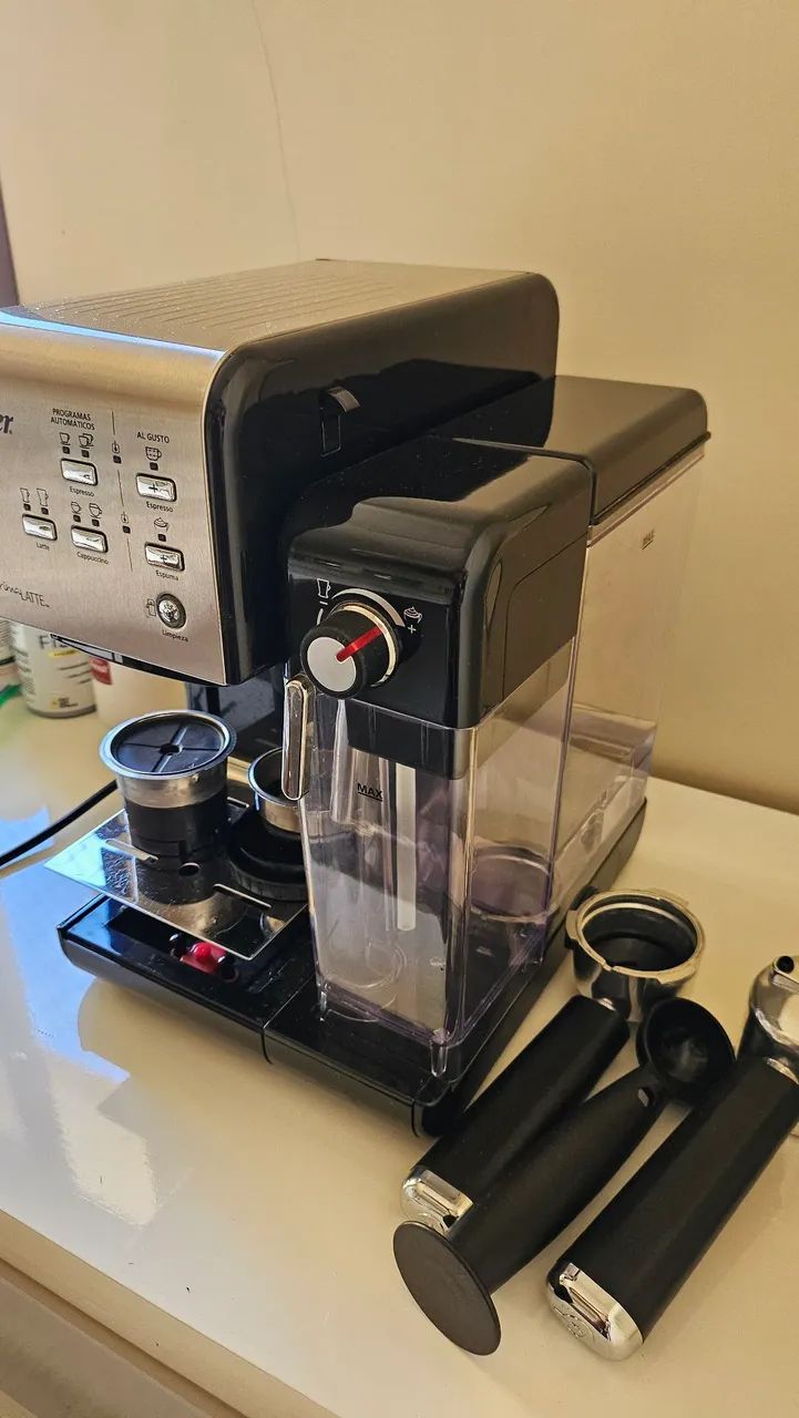 Cafeteira oster semi nova pó e cápsulas nespresso
