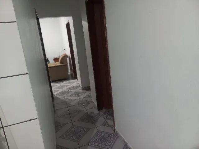 CASA PADRÃO POP,COM 03 DORMITORIOS,GARAGENS PARA 02 VEICULOS, ARÉA DE SERVIÇOS. - Foto 2