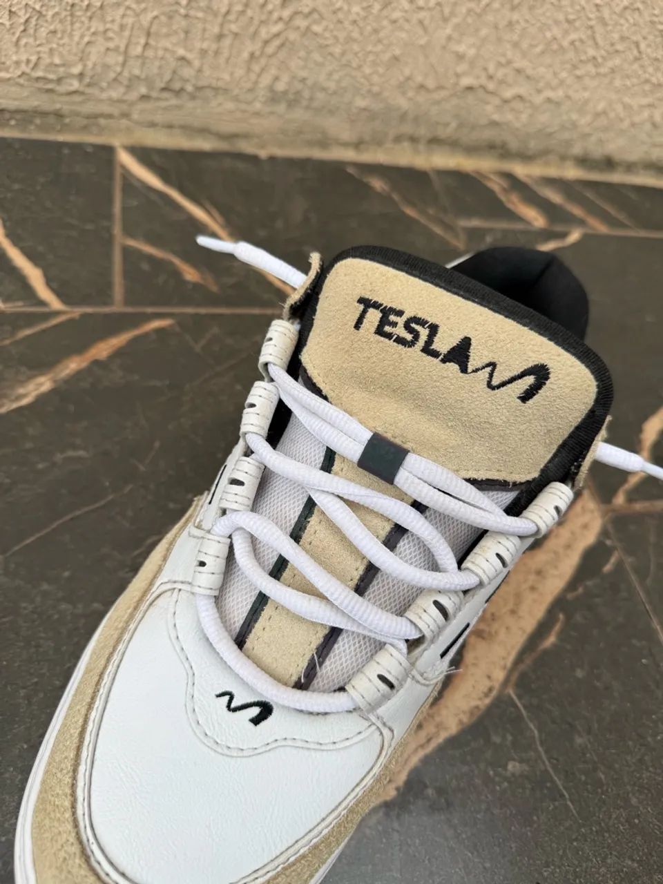Tênis Tesla branco com bege - Foto 4