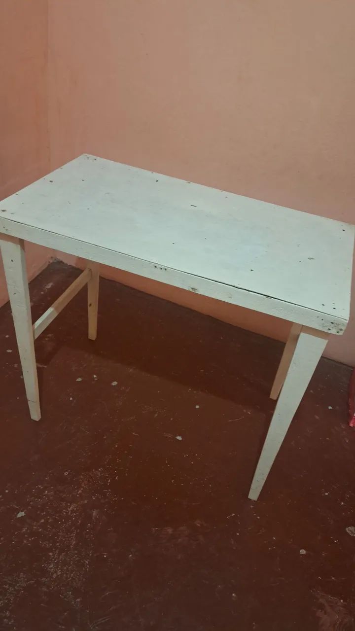 Arara de roupa e mesinha 