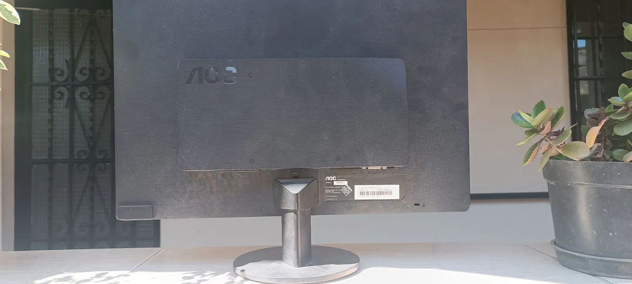 Monitor AOC 18.5" LED HD (Modelo E970SWNL) - Perfeito Estado - Foto 2