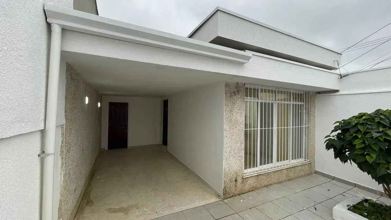 Casa térrea com quintal disponível para locação. - Foto 2