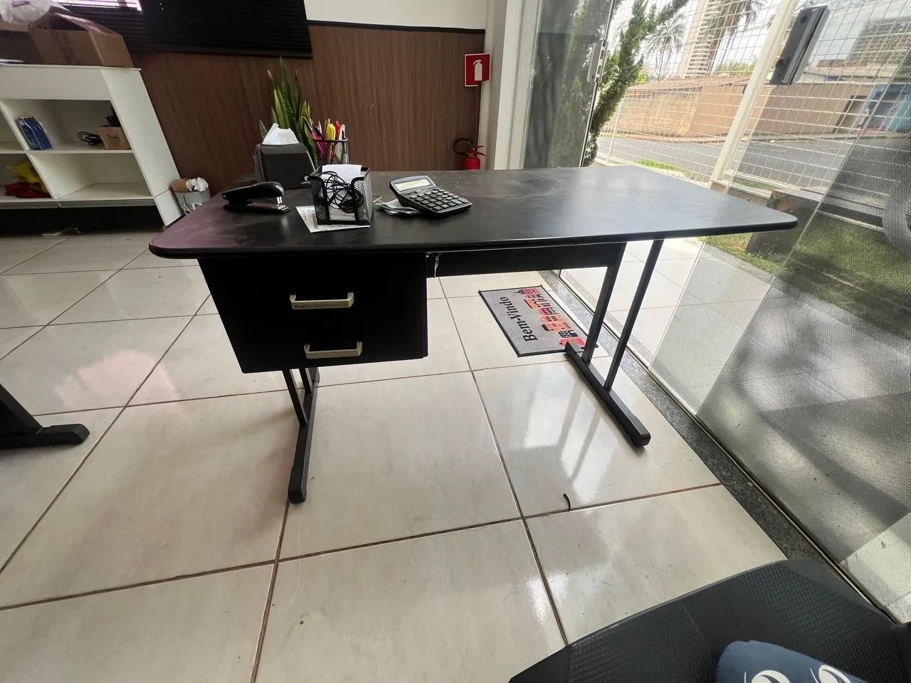 Mesa escritório com gavetas