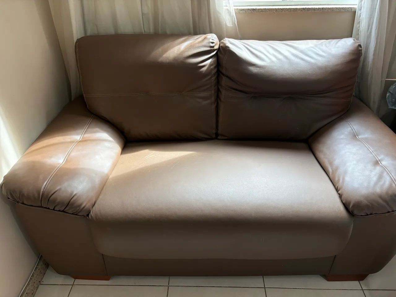 Sofá dois lugares em corino marrom escuro
