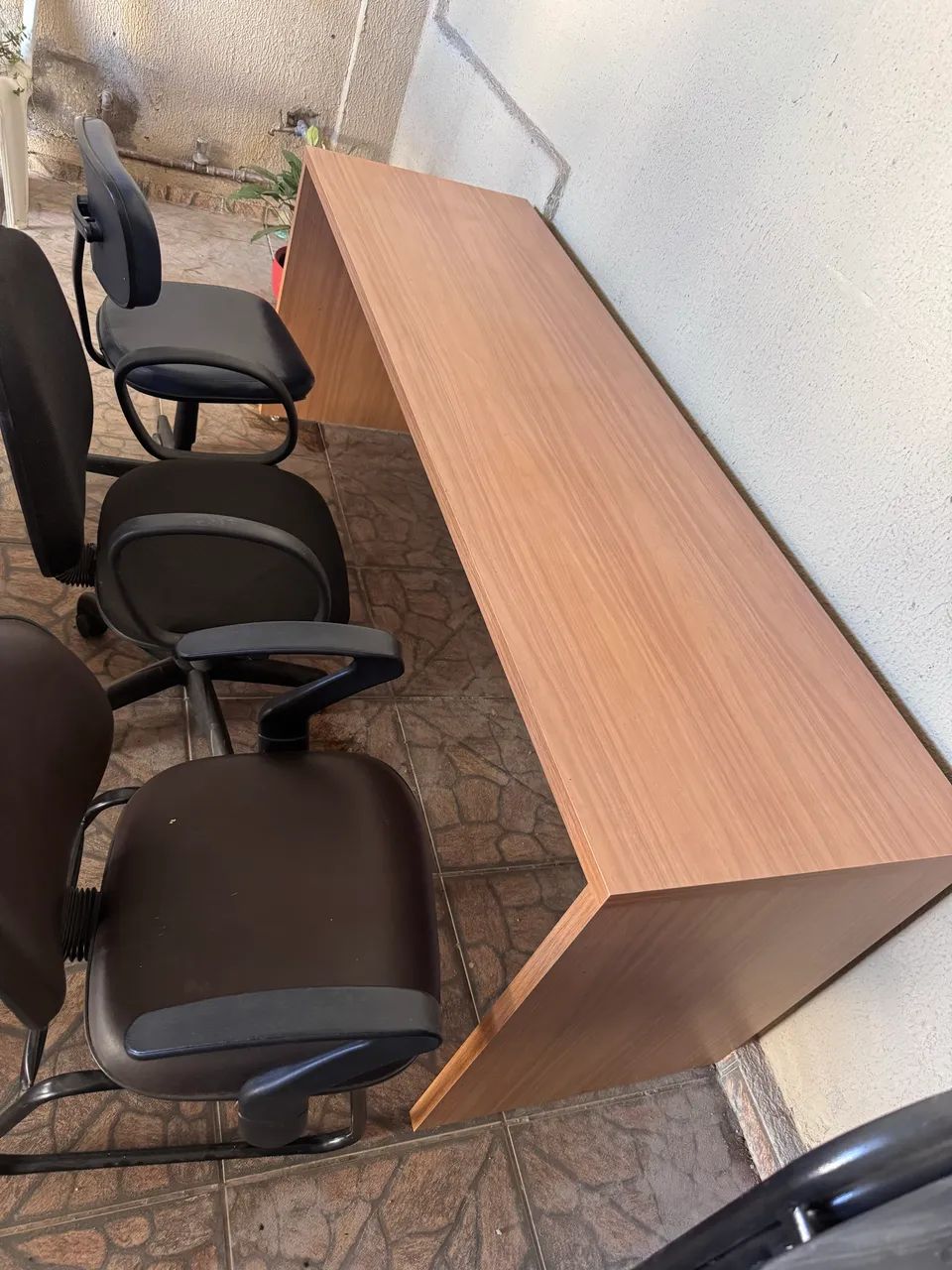 Mesa de escritório e cadeiras 