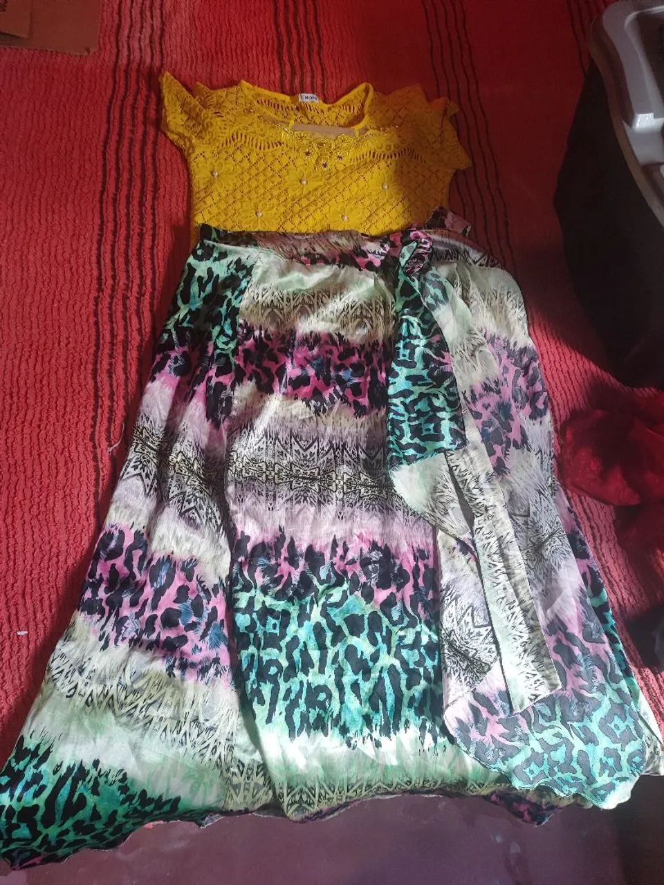 Saia envelope de cetim e blusa amarela.
