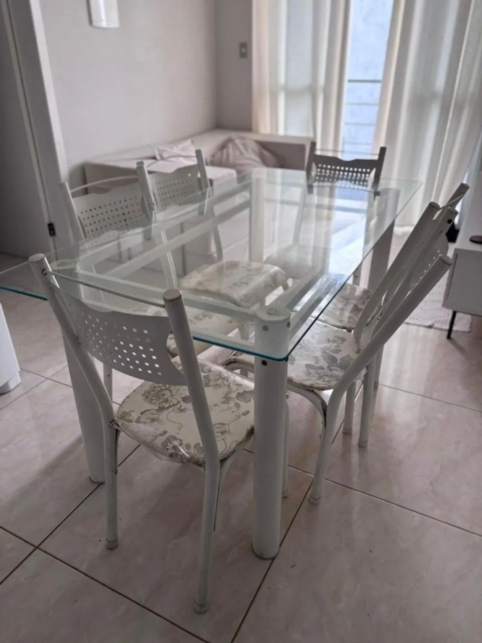Mesa de Jantar 6 Lugares com Tampo de Vidro e Cadeiras