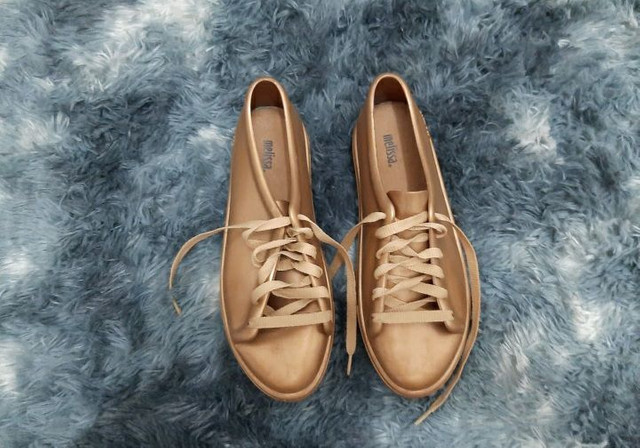 tenis dourado melissa