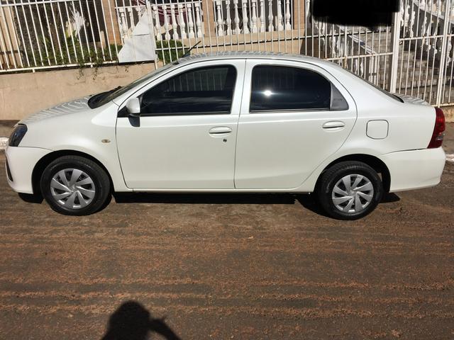 Vendo Toyota Etios sedan Branco - Foto 3