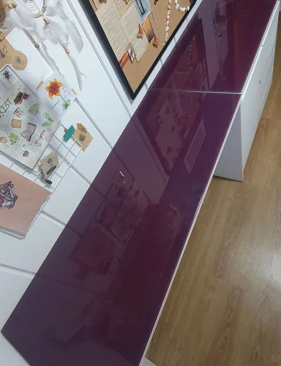 Escrivaninha de madeira com gavetas e tampo de vidro - Foto 5