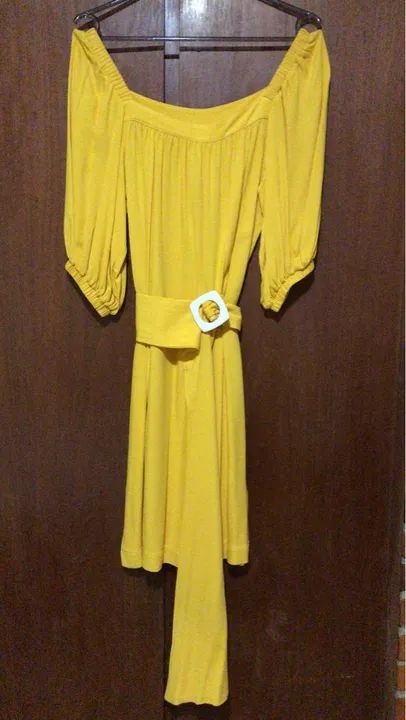 Vestido amarelo off-shoulder com cinto cholet