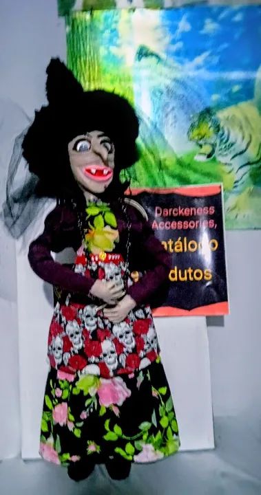 Bruxa Sabá  mexe os olhos,comprimento sem o chapéu 51cm,com chapéu 63cm.